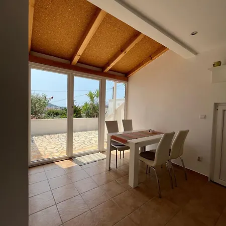 Palm Tree Paradise Apartment